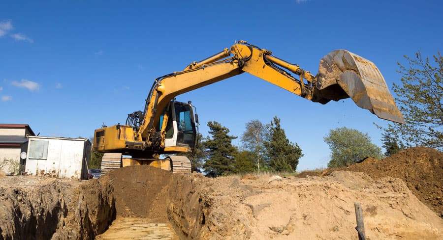 Maquinaria avanzada para trabajos forestales y excavaciones en A Mariña